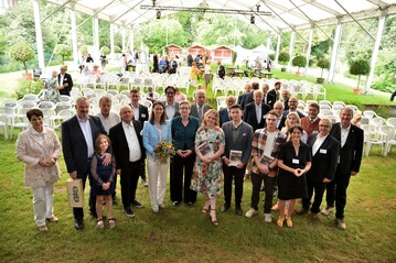 Das 200-jhrige Jubilum der DGG auf der Insel Mainau: Gruppenfoto mit der Bauministerin Geywitz, weiteren prominenten Gsten, der grflichen Familie und DGG-Vertretern
