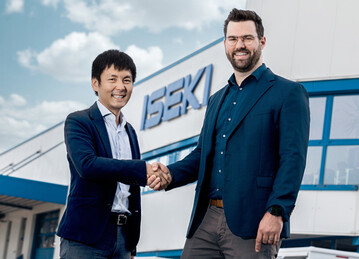 Der Geschftsfhrer der Iseki-Maschinen GmbH, Martin Hoffmann, (rechts) begrt seinen neuen Partner in der Geschftsfhrung, Takaomi Fukuta, den Leiter des Iseki-Europa-Hauptquartiers, das knftig von Brssel nach Meerbusch verlegt wird.