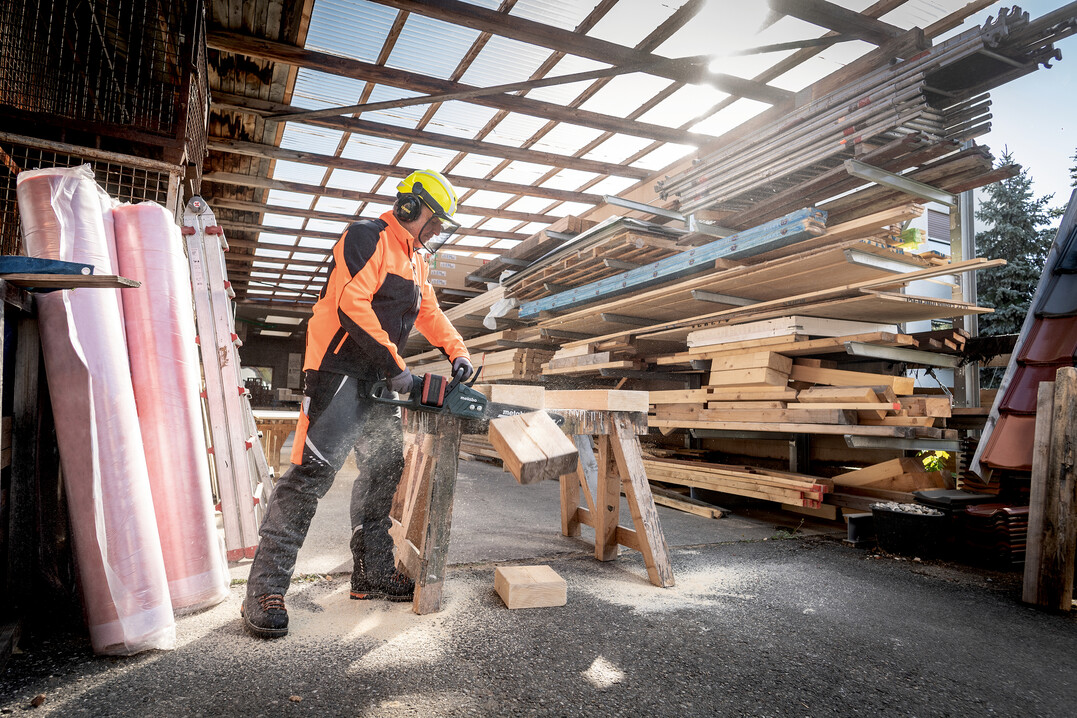 Die Akku-Kettensge von Metabo ist das optimale Gert fr Arbeiten im Dach- und Holzhandwerk oder bei Einstzen in der Forstwirtschaft sowie im Garten- und Landschaftsbau.