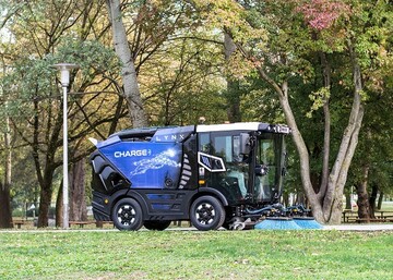 Die rein elektrisch betriebene Kehrmaschine Lynx Charge von Rasco ist neu 
im Sortiment der BayWa.