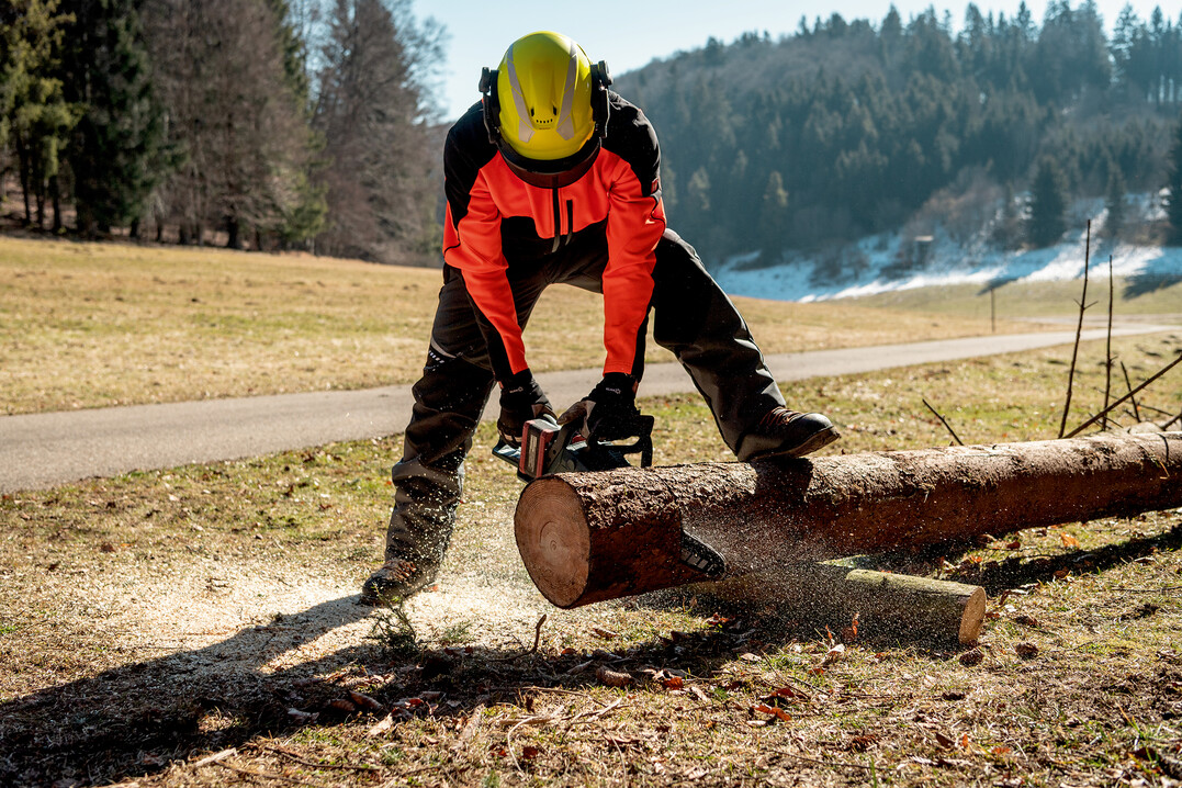 Die durchzugsstarke Akku-Kettensge MS 36-18 LTX BL 40 ist ideal fr schnelle, gleichmige Schnitte beim Fllen, Entasten, Ablngen und Bauen mit Holz.