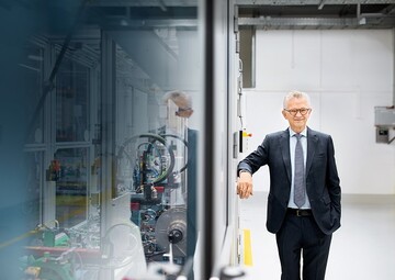 STIHL Vorstandsvorsitzender Dr. Bertram Kandziora in der STIHL Akku-Fertigung in Waiblingen: Die STIHL Gruppe erzielte 2020 ein weltweites Absatz- und Umsatzplus. Die hchsten prozentualen Wachstumsraten verzeichnete das Unternehmen im Akku-Segment. 