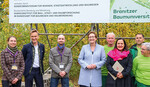 V. l.: Karola Weber, Projektmitarbeiterin Branitzer Baumuniversität(Stiftung Fürst-Pückler-Museum, SFPM), Dr. StefanKörner (SFPM), Christoph Haase (SFPM), BundesbauministerinKlara Geywitz, Ministerin Dr. Manja Schüle und GärtnerInnender SFPM