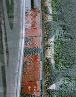 Während eines Regenschauers vom Spielfeld abgeschwemmtes Gummigranulat