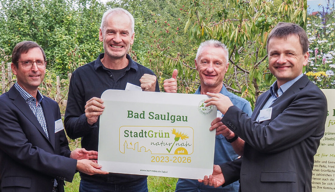 Projektleiter Dr. Uwe J. Messer (l.) und Gesch.ftsführer Robert Spreter (r.) vom Bündnis „Kommunen für biologische Vielfalt“ mit dem Umweltbeauftragten Thomas Lehenherr (2. v. l.) und Stadtgärtnermeister Jens Wehner von der Siegerkommune Bad Saulgau