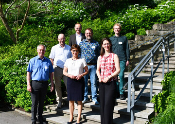 Das Baumforum fand am 19.05.2022 auf der Insel Mainau statt.v.r.n.l.: 
1. Reihe: Bettina Grfin Bernadotte (Geschftsfhrerin der Insel Mainau GmbH), Staatssekretrin Sabine Kurtz (MLR), Ralph Kfer (VGL BW)
2. Reihe: Jrgen Khler (Sachverstndiger Arboristik), Florian Pietsch (Stadtverwaltung Esslingen), Albrecht Bhler (Vorstand VGL BW), 
3. Reihe: Markus Zeiler (Gartendirektor Insel Mainau GmbH)