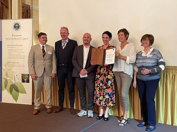 bergabe des ECOT Award 2022 im Juni an die Stadt Meran (v.l.): Lutz Beisert/Patzer Verlag, Jan Goevert/Juryvorsitzender, Gottfried Struggl (Wien)/ECOT-Gewinner 2021, Katharina Johanna Zeller/Vizebrgermeisterin der Stadt Meran, Dr. Anni Schwarz/Amtsdirektorin, Amt fr Grnflchen und Umwelt (Meran), Stefania Gasperini/EAC-Prsidentin