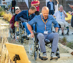 Teilnehmer konnten auf einer Rollstuhl-Teststrecke die Berollbarkeit von Sand mit eigens entwickelten Adaptern erfahren.