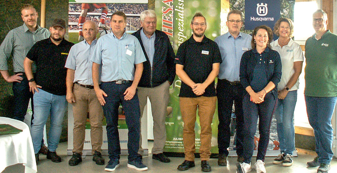 Veranstalter und Referenten (v. l.): Jan Rothe, Angelo Schmidt (beide LVB-Steinbrink), Volker Zippel, Jens Stricker (beide Wiedenmann), Friedrich-Wilhelm Knust (Inhaber Golfplatz Gleidingen), Matthäus Wagner, Wilhelm Kost (beide Juliwa-Hesa), Silvia Bors (Husqvarna), Anja Ferdinand, Axel Seefeld (Internationale Geotextil)
