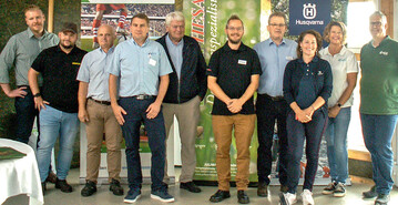 Veranstalter und Referenten (v. l.): Jan Rothe, Angelo Schmidt (beide LVB-Steinbrink), Volker Zippel, Jens Stricker (beide Wiedenmann), Friedrich-Wilhelm Knust (Inhaber Golfplatz Gleidingen), Matthus Wagner, Wilhelm Kost (beide Juliwa-Hesa), Silvia Bors (Husqvarna), Anja Ferdinand, Axel Seefeld (Internationale Geotextil)
