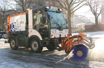 Auf breiten Fahrradstraen kommen auch grere Kehrfahrzeuge infrage  hier die Bucher CityCat 5006 in Hannover.