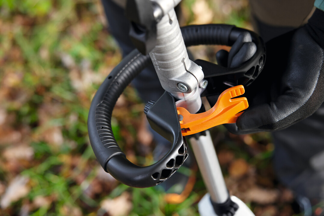 Der Rundum-Bgelgriff mit Schnellspannsystem kann werkzeuglos entlang des robusten Aluminiumschafts verschoben werden. Dadurch lsst sich der Akku-Kombi-Motor Stihl KMA 120 R schnell und einfach an die individuelle Krpergre des Nutzers anpassen.