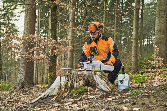 Die atmungsaktive und vollelastische Waldarbeitsjacke Sihl Advance ShellTEC bietet Profis hohen Tragekomfort und viel Bewegungsfreiheit. Der hohe Warnorangeanteil und die reflektierenden Streifen sorgen für eine ausgezeichnete Sichtbarkeit.