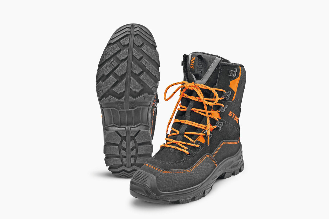 Dank Schnittschutz, Stahlkappen und eingearbeitetem Durchtrittschutz schtzen die Motorsgen-Lederstiefel Function Active bei der Arbeit mit der Motorsge. Zudem ist das robuste Schuhwerk wasserdicht und atmungsaktiv.