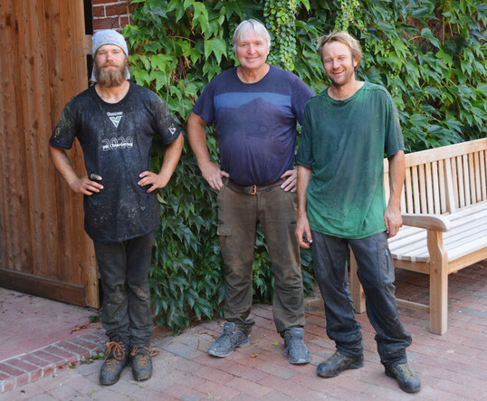 Baumkletterer Tim Schrder (r.) und Anders Vinther (l.) gemeinsam mit Saatguthndler Josef Schlr.