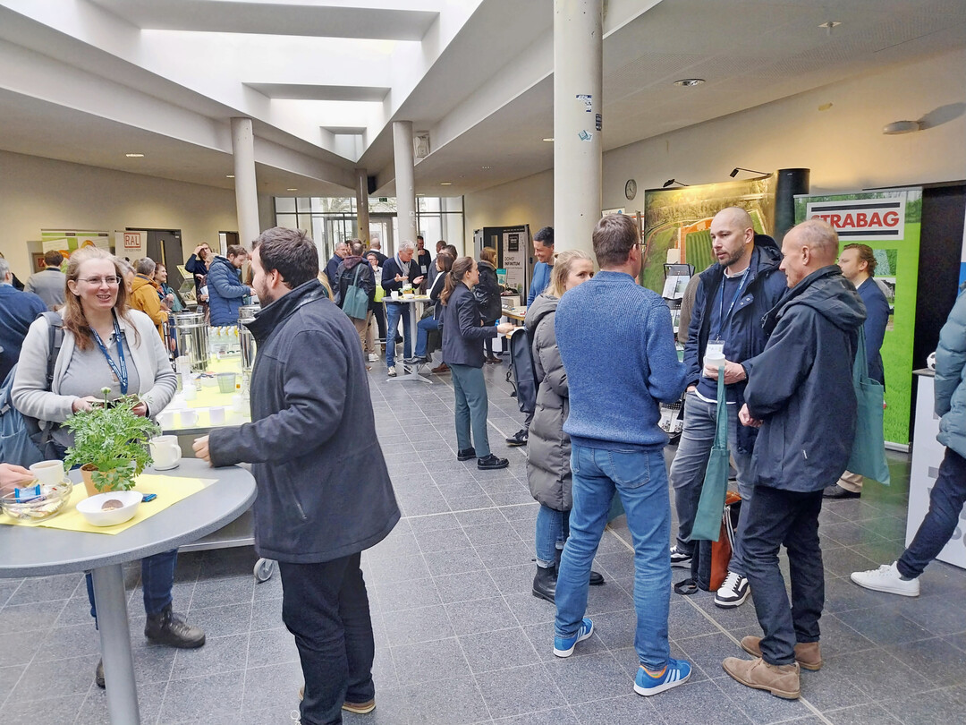 Der "Markt der Mglichkeiten" auf den Sportplatztagen wird rege zum Austausch und Kontakte-Knpfen genutzt.