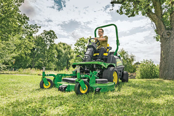 Der John Deere TerrainCut 1550 mit Seitenauswurf-Mhwerk: Die greren Modelle der Serie 1500 sind auch mit Sammelfunktion zu haben.