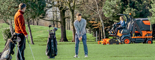 Hydrostatische Frontmher mit Sammelfunktion spielen auf vielen Sport- und Golfpltzen ihre Strken aus. Da spielt die Kundschaft gerne mit.