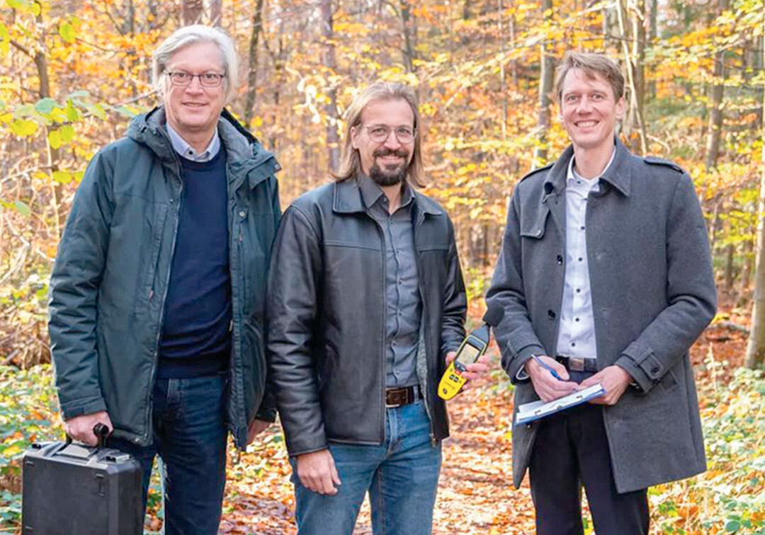 (v.l.) Prof. Thomas Kistemann, Leiter des GeoHealth Centres und des WHO Kollaborationszentrums am Uni- Klinikum Bonn, Dr. Timo Falkenberg, Nachwuchsgruppenleiter des Instituts für Hygiene und Public Health, und dessen Direktor Prof. Nico Mutters im Bonner Kottenforst