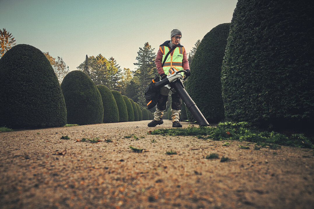 Landschaftsgrtner, Mitarbeiter in Kommunen und Hausmeisterdienste knnen mit dem neuen Akku-Saughcksler STIHL SHA 140 Laub, Grnschnitt und Schmutz schnell und einfach aufsammeln und kleinhckseln. Die manuell ffenbare Fangsackentlftung sorgt dabei fr eine konstante Saugleistung selbst bei hherem Fllstand und Verschmutzungsgrad des Fangsacks.