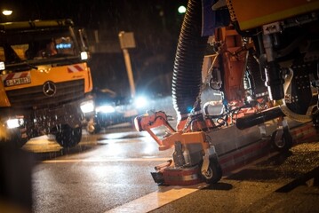 n 27 Nchten wurde die Fahrbahn rund ums Neckartor in einer Kombination aus Wasserdruck und Absaugung sowie mechanischer Reinigung der Gehwege regelmig intensiv gesubert.