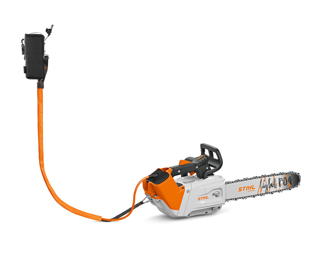 Der neue STIHL AP Stroppadapter 2in1 reduziert das zu tragende Gewicht von Akku-Baumpflegesägen aus dem STIHL AP-System und erleichtert dadurch die Arbeit im Baum. Darüber hinaus gewährleistet das mit einer robusten Textilummantelung versehene Kabel die Absturzsicherung der Säge.