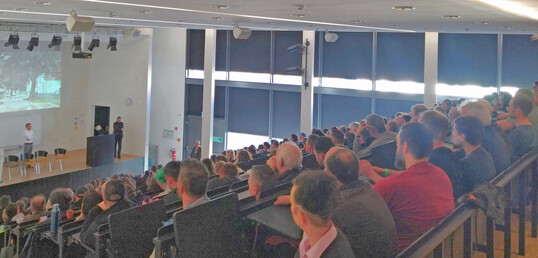 Mark Pommnitz erffnete das Baumforum Erfurt 2025 und freut sich ber volle Rnge im Audi-Max der Fachhochschule Erfurt.
