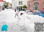 Winter im Hochsommer: Am 4. August 2023 sah es in Reutlingen (südlich von Stuttgart) wie im tiefsten Winter aus: Nach einem starken Gewitter lag Hagel bis zu 30 cm hoch in der Innenstadt. Der Winterdienst musste ausrücken, die Einwohner haben geschippt. Der Hagel und die Blätter von den Bäumen verstopften die Abflüsse, sodass es zu Überschwemmungen kam. Einen kleinen Bericht vom SWR sehen Sie über den QR-Code.