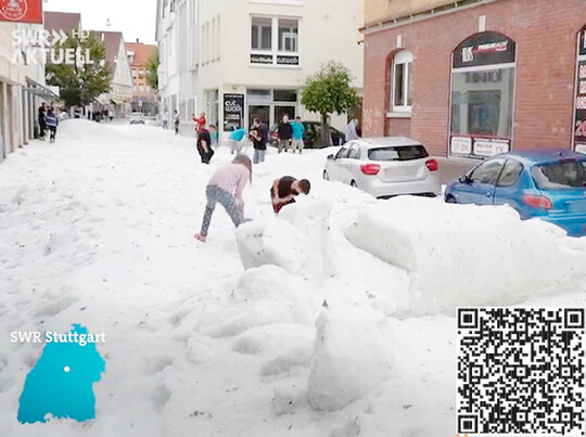 Winter im Hochsommer: Am 4. August 2023 sah es in Reutlingen (sdlich von Stuttgart) wie im tiefsten Winter aus: Nach einem starken Gewitter lag Hagel bis zu 30 cm hoch in der Innenstadt. Der Winterdienst musste ausrcken, die Einwohner haben geschippt. Der Hagel und die Bltter von den Bumen verstopften die Abflsse, sodass es zu berschwemmungen kam. Einen kleinen Bericht vom SWR sehen Sie ber den QR-Code.