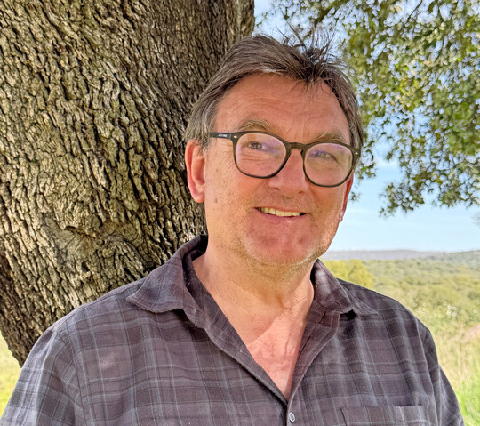 Eike Jablonski vor 
<i>Quercus rotundifolia</i>
 in der Dehesa der Extremadura/Portugal
