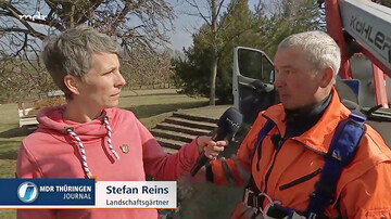 MDR-Reporterin Sandra Voigtmann interviewt den Fachmann.