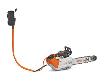 Der neue Stihl AP Stroppadapter 2in1 reduziert das zu tragende Gewicht der Baumpflegesge. Darber hinaus gewhrleistet das mit einer robusten Textilummantelung versehene Kabel die Absturzsicherung der Sge.