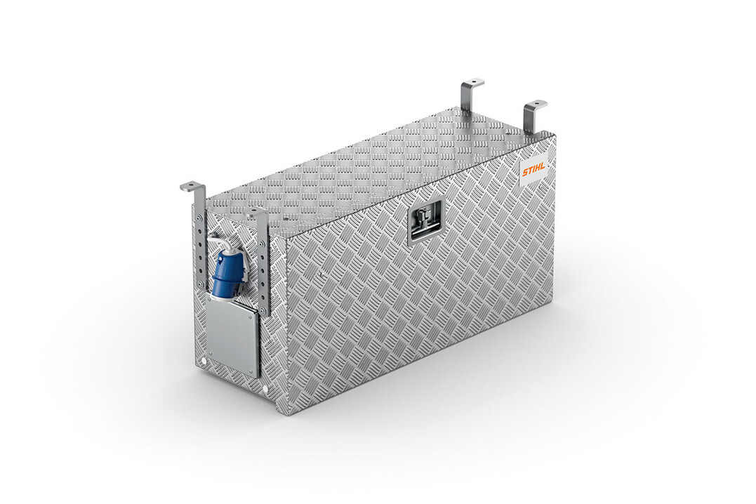 Die robuste Transport- und Ladebox STIHL CB 1 kann eigenstndig und unkompliziert auf oder unter einem Fahrzeug montiert werden und ermglicht das Laden, Lagern und Transportieren von bis zu acht Akku-Packs aus dem STIHL AP-System. Das Montageset ist im Lieferumfang enthalten.