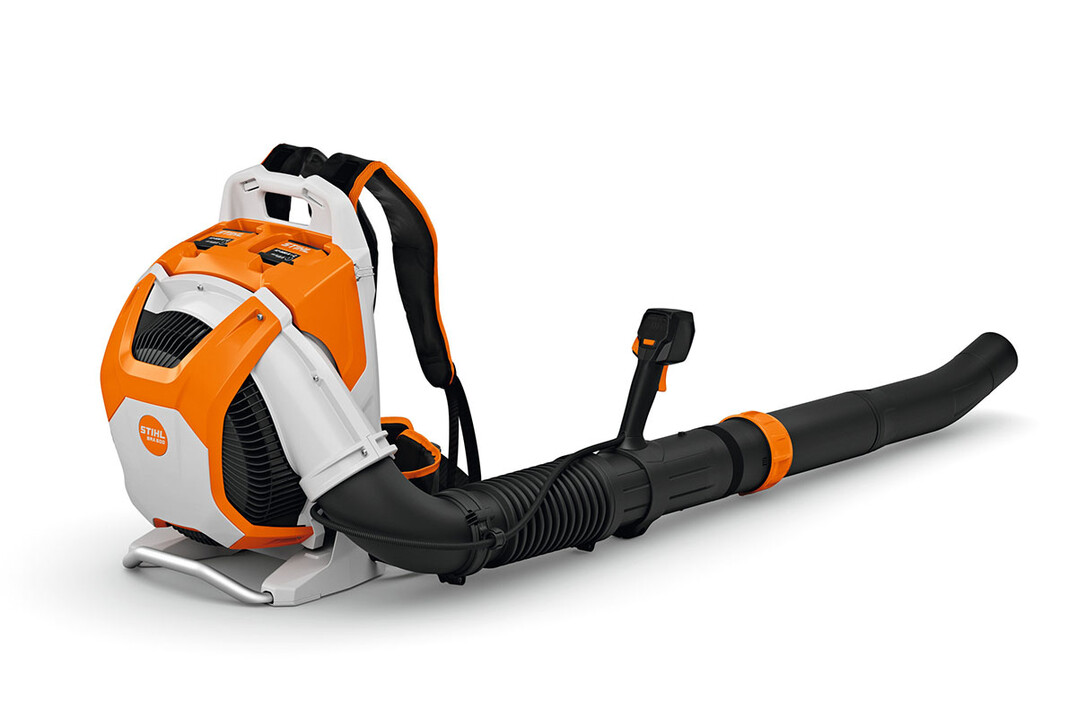 Mit einer Blaskraft von bis zu 35 Newton ist das neue BRA 600 das Top-Modell unter den rckentragbaren Blasgerten im STIHL Akku-Sortiment. Dank des STIHL Noise Reduction Systems ist es im Betrieb so leise, dass auch in lrmsensiblen Bereichen ohne Einschrnkung gearbeitet werden kann. Zudem wurden strende Frequenzen und Geruschspitzen gezielt eliminiert und so ein angenehmerer Klang gewhrleistet.