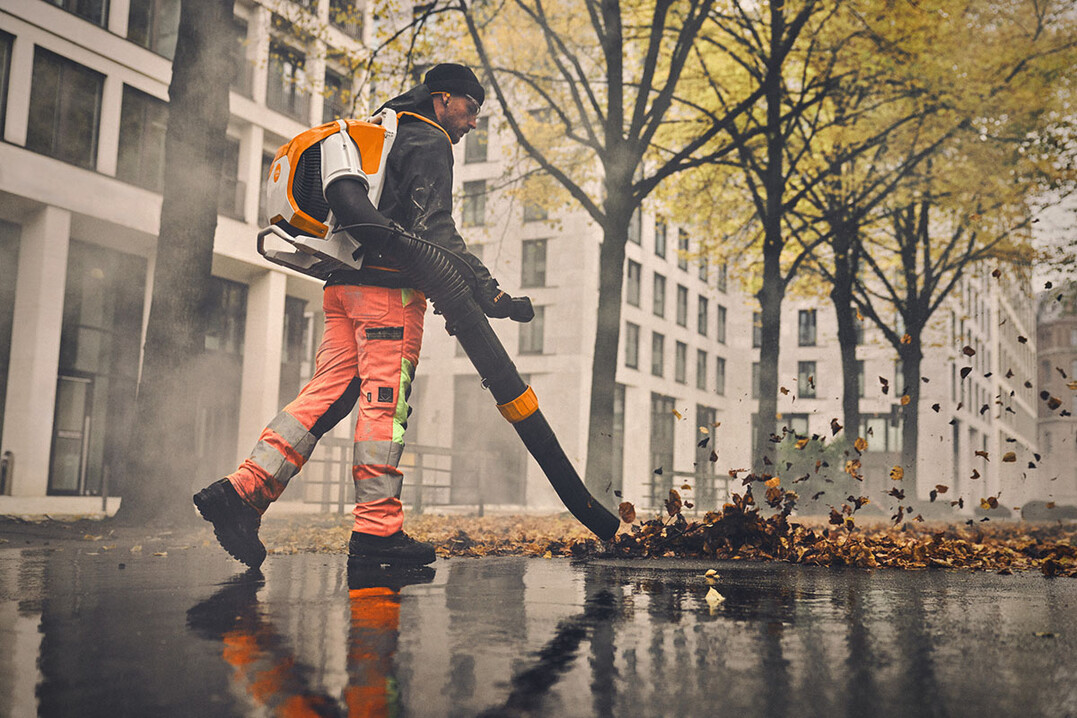 Das STIHL BRA 600 zeichnet sich insbesondere durch seine sehr hohe Luftgeschwindigkeit von 113 m/s aus. Dadurch ermglicht es, auch nasses, schweres Herbstlaub effektiv und schnell zu entfernen.