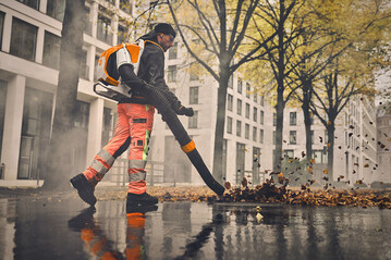 Das STIHL BRA 600 zeichnet sich insbesondere durch seine sehr hohe Luftgeschwindigkeit von 113 m/s aus. Dadurch ermglicht es, auch nasses, schweres Herbstlaub effektiv und schnell zu entfernen.