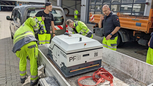 Das Aufladen ist eine der wenigen Interaktionen mit der Maschine.