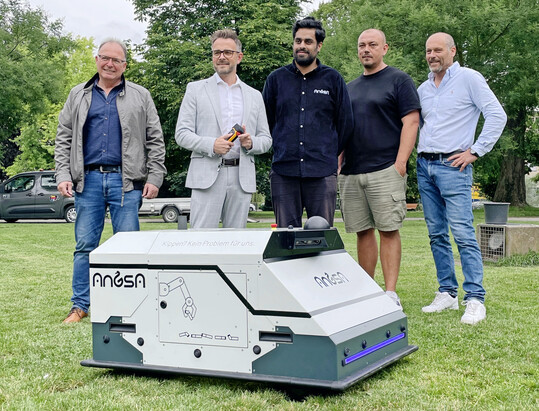 V. l.: Jürgen Förschler (Amtsleiter, Technische Dienste); Peter Boch (Oberbürgermeister Pforzheim); Bilal Tariq (Geschäftsführer Angsa Robotics); Alexander Metzler (Sachgebietsleiter Stadtreinigung, Technische Dienste); Jens Hartmann (Abteilungsleiter der Abteilung Betrieb, Technische Dienste)
