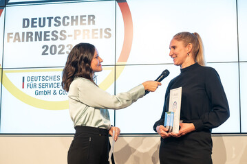 Lena Pohlmann, Head of Strategy Workwear, nahm den Deutschen Fairness-Preis 2023 fr CWS Workwear in Berlin entgegen.