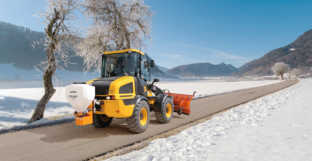 Der vollelektrische Lehner Polaro E170 an einem Liebherr-Radlader. Der Streuer lässt sich sehr praktisch auch mit einer Smartphone-App steuern.