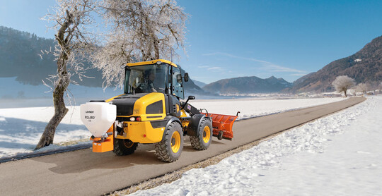 Der vollelektrische Lehner Polaro E170 an einem Liebherr-Radlader. Der Streuer lsst sich sehr praktisch auch mit einer Smartphone-App steuern.
