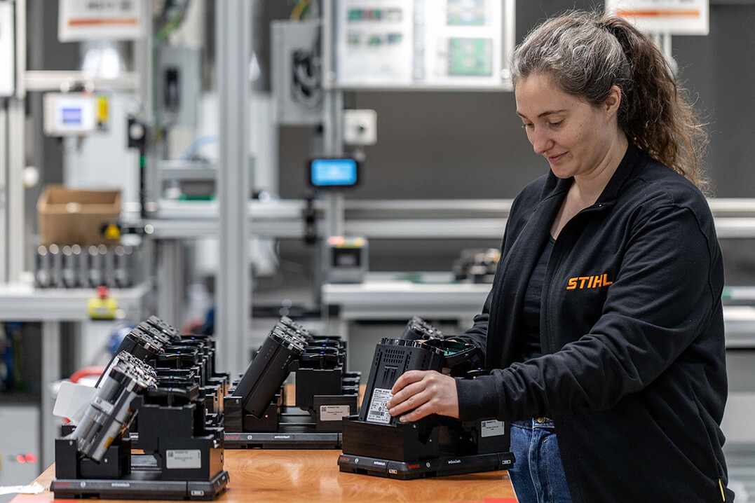 Eine Mitarbeiterin von derzeit 135 Beschftigten prft einen Akku-Pack. Bis 2028 sollen 700 Arbeitspltze in dem neuen Werk entstehen.