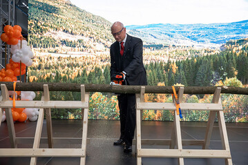 Mit einem Baumschnitt weiht Dr. Nikolas Stihl, Vorsitzender STIHL Beirat und Aufsichtsrat, das neue Werk symbolisch ein