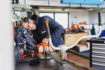 Mitarbeiter der eigenen Werkstatt der Schuler Service Group