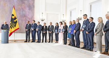 bergabe Ernennungsurkunden fr das Kabinett in Schloss Bellevue