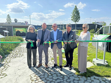 Einweihung des Parks fr Systeme des Regenwassermanagements in Rastatt. (v. l.) Petra Hoffmann, ZG Raiffeisen; Stephan Falk, Niederlassungsleiter ZG Raiffeisen Baustoffe in Rastatt; Udo Bohnert, Geschftsfhrer der ZG Raiffeisen Baustoffe GmbH; Dietmar Fehmel, Spezialist fr Regenwassermanagement und Sabine Rendler, Geschftsfhrerin Rendler Oberkirch.