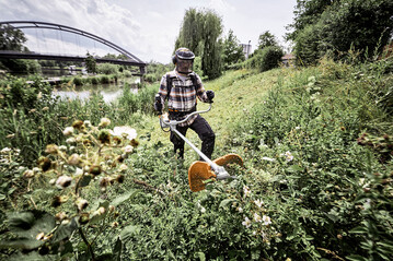 Der leistungsstarke Akku-Freischneider FSA 250 mit Zweihandgriff ist dank seines geringen Gewichts und der hervorragenden Balance ideal für das Mähen auch von hohem Gras und Gestrüpp insbesondere in lärmsensibler Umgebung und im unwegsamen Gelände geeignet.
