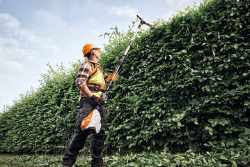 Der STIHL HLA 150 B ist der leistungsstärkste Akku-Heckenschneider im STIHL Sortiment. Mit seiner großen Reichweite von über vier Metern ermöglicht das perfekt ausbalancierte Gerät die effiziente Pflege hochgewachsener Hecken sauber und effizient vom Boden aus.
