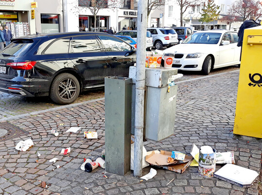 Einwegverpackungen verstopfen Abfallbehlter.