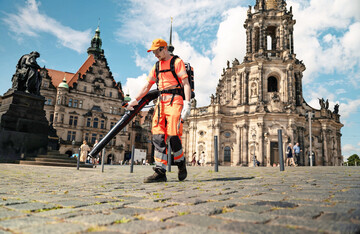 Mitarbeiter der SDR mit dem Laubblser AIRION Backpack in der Dresdener Altstadt
